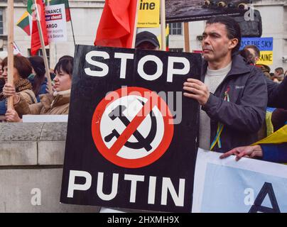 Londra, Regno Unito. 13th Mar 2022. Durante la manifestazione, un manifestante ha in mano un cartello con la menzione "Spop Putin”. Migliaia di manifestanti si sono riuniti fuori Downing Street a sostegno dell'Ucraina mentre la Russia continua il suo attacco. Credit: SOPA Images Limited/Alamy Live News Foto Stock