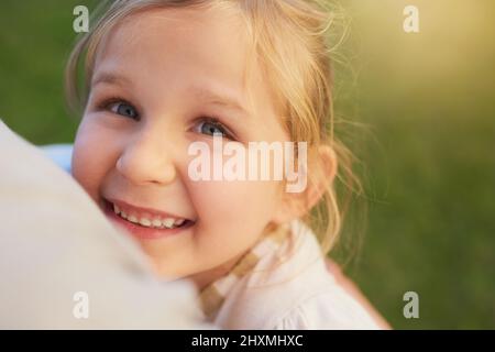 Le gioie di essere un bambino. Ritratto di una ragazza carina che si gode il giorno fuori. Foto Stock