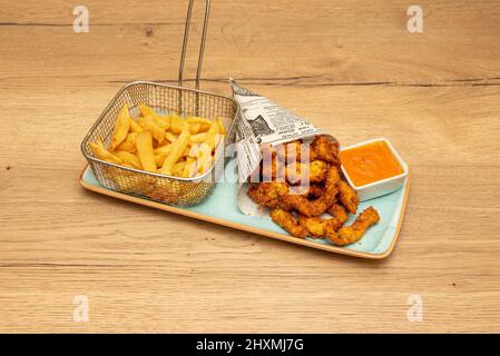 il pollo croccante è una vera delizia, come uno spuntino o un piatto principale accompagnato da alcune patate o una deliziosa insalata Foto Stock