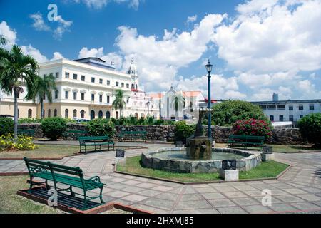 FONTANA LUNGOMARE GIARDINI CASCO ANTIGUO SAN FILIPE PANAMA CITTÀ PANAMA Foto Stock