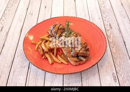 filetto di maiale su un toast. Facile da preparare con salsa di senape, perfetto per il pasto della giornata. Foto Stock