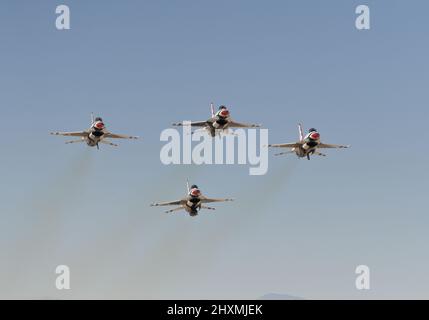 United States Air Force Thunderbirds Diamond decollo durante l'allenamento invernale al NAF El Centro, California Foto Stock