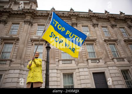 Londra, Regno Unito. 13th Mar 2022. Il manifestante detiene una bandiera durante la dimostrazione. Centinaia di manifestanti si sono riuniti a Whitehall, nel centro di Londra, per protestare contro l'assalto della Russia all'Ucraina. (Foto di Pietro Recchia/SOPA Images/Sipa USA) Credit: Sipa USA/Alamy Live News Foto Stock