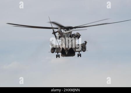 United States Marine Corps CH-53E Super Stallion in volo su NAF El Centro, Imperial Valley, California Foto Stock