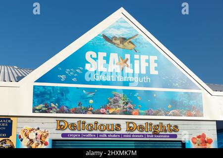 Facciata del Sea Life Centre sulla Marine Parade a Great Yarmouth, North Norfolk, Regno Unito in una splendida giornata di cielo blu Foto Stock
