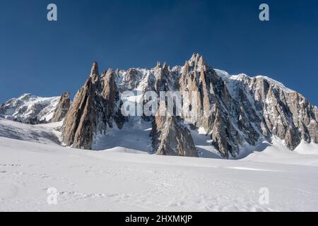 Un gruppo di diverse vette di montagna sul lato del Monte Bianco du Tacul che conduce verso il Monte Bianco e si affaccia sul Vallee Blanche off-pugno Foto Stock