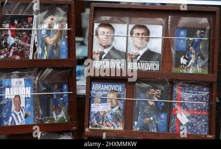 Londra, Inghilterra, 13th marzo 2022. I programmi del vecchio giorno della partita sono in vendita all'esterno dello stadio, alcuni dei quali mostrano l'Abramovich romano sulla copertina durante la partita della Premier League a Stamford Bridge, Londra. Il credito d'immagine dovrebbe leggere: Paul Terry / Sportimage Foto Stock