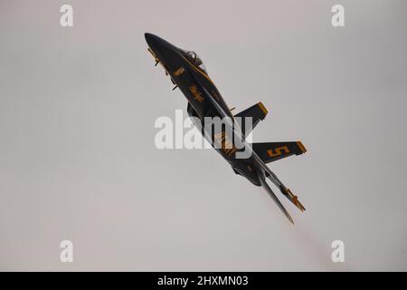 Blue Angel 5 fa un passaggio nel cielo sopra NAF El Centro, California durante l'allenamento invernale Foto Stock