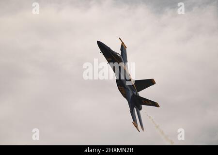 Blue Angel 2 fa un passaggio nel cielo sopra NAF El Centro, California durante l'allenamento invernale Foto Stock