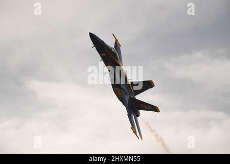 Blue Angel 2 fa un passaggio nel cielo sopra NAF El Centro, California durante l'allenamento invernale Foto Stock