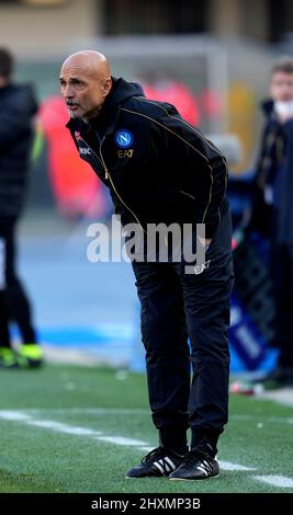 VERONA, ITALIA - MARZO 13: Luciano Spalletti Capo Coach della SSC Napoli reagisce, durante la Serie A match tra Hellas e SSC Napoli allo Stadio Marcantonio Bentegodi il 13 Marzo 2022 a Verona. (Foto tramite MB Media) Foto Stock