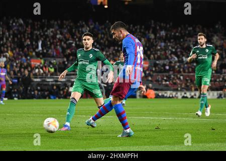 BARCELLONA, SPAGNA - 13 MARZO: Ferran Torres di Barcellona spara la palla durante la partita la Liga tra Barcellona e Osasuna allo stadio Camp Nou il 13 marzo 2022 a Barcellona, Spagna. (Foto di Sara Aribó/Pximages) Foto Stock