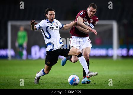 Torino, Italia. 13 marzo 2022. Andrea Belotti del Torino FC compete per la palla con Matteo Darmian del FC Internazionale durante la Serie A di calcio tra Torino FC e FC Internazionale. Credit: Nicolò campo/Alamy Live News Foto Stock