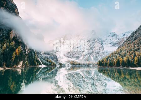 Grande scena il lago alpino Braies (Pragser Wildsee). Popolare attrazione turistica. Ubicazione Place Dolomiti, Parco Nazionale Fanes-Sennes-Braies, Italia. E Foto Stock