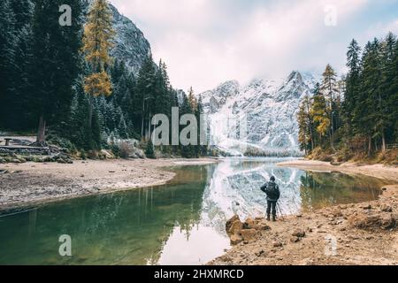 Grande scena il lago alpino Braies (Pragser Wildsee). Dove si trova Parco Nazionale Dolomiti Fanes-Sennes-Braies, Italia. Europa. Retrò con lavorazione incrociata Foto Stock