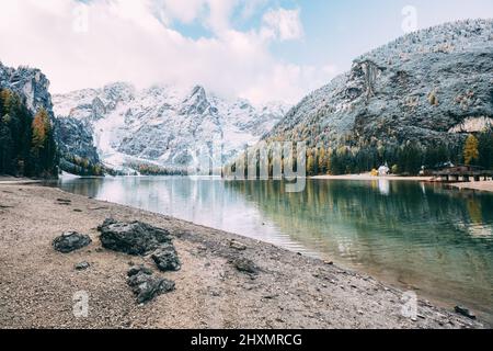 Grande lago alpino di Braies (Lago di Braies). Magia e una stupenda scena. Popolare attrazione turistica. Ubicazione Posto Dolomiti, il parco nazionale di Fanes-Sennes- Foto Stock