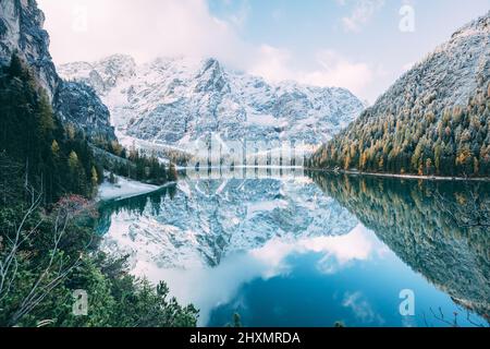 Grande scena il lago alpino Braies (Pragser Wildsee). Popolare attrazione turistica. Ubicazione Place Dolomiti, Parco Nazionale Fanes-Sennes-Braies, Italia. Foto Stock