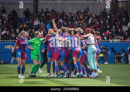 Barcellona, Spagna. 13th Mar 2022. I giocatori del FC Barcelona festeggiano la vittoria dopo la partita Primera Iberdrola tra il FC Barcelona Femeni e il Real Madrid Femenino allo stadio Johan Cruyff. Punteggio finale; FC Barcelona Femeni 5:0 Real Madrid Femenino. (Foto di Thiago Prudencio/SOPA Images/Sipa USA) Credit: Sipa USA/Alamy Live News Foto Stock