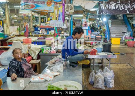 Scena urbana da Chatchai mercato coperto a Hua Hin. Hua Hin è una delle destinazioni di viaggio più popolari in Thailandia. Foto Stock