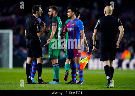 Barcellona, Spagna. 13th Mar 2022. Barcellona, Spagna. 13 marzo 2022, Roberto Torres di CA Osasuna parla con l'arbitro durante la partita la Liga tra FC Barcelona e CA Osasuna disputata allo stadio Camp Nou il 13 marzo 2022 a Barcellona, Spagna. (Foto di Sergio Ruiz/PRESSINPHOTO) Credit: PRESSINPHOTO SPORTS AGENCY/Alamy Live News Foto Stock