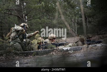 I paracadutisti dell'esercito degli Stati Uniti assegnati alla Brigata Airborne 173rd, partecipano alla formazione multinazionale durante lo sciopero Sabre 22 a Camp Adazi, Lettonia, 7 marzo 2022. Sabre Strike è progettato per migliorare l'interoperabilità con i nostri alleati della NATO e rafforzare le relazioni regionali che abbiamo sviluppato. Saber Strike consente agli alleati della NATO di connettersi personalmente, professionalmente, tecnicamente e tatticamente per creare effetti sinergici e una forza di combattimento multi-nazionale più competente. (STATI UNITI Foto dell'esercito dello staff Sgt. Thomas Mort) Foto Stock