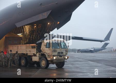 A Medium Tactical Vehicle di Bravo Company, 87th Division Senvment Support Battagion, 3rd Division Senvment Brigade, 3rd INF. Div., si prepara ad imbarcarsi su un C-17 Globemaster all'Hunter Army Airfield, Savannah, Georgia, 11 marzo 2022. I soldati con sede a Fort Stewart andranno in Europa per rassicurare gli alleati della NATO, scoraggiare l'aggressione russa ed essere pronti a sostenere una serie di altri requisiti nella regione. (STATI UNITI Foto dell'esercito dello staff Sgt. Joel Salgado, 3rd DSB Affari pubblici) Foto Stock