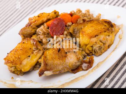 Cosce di pollo al forno con porridge di orzo Foto Stock