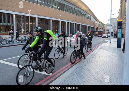 Ciclisti impacchettati sul lato della strada durante l'ora di punta della sera. Condotto da RMT, un altro colpo di tubo di 24 ore si mette in il Giovedi mattina, con circa 1 Foto Stock