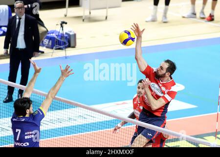 Taranto, Italia. 12th Mar 2022. Gabriele di Martino Prisma Taranto si è schiantato. Durante Prisma Taranto vs Leo Scarpe Modena, Pallavolo Serie Italiana A Men Superleague Championship in Taranto, Italia, Marzo 12 2022 Credit: Independent Photo Agency/Alamy Live News Foto Stock