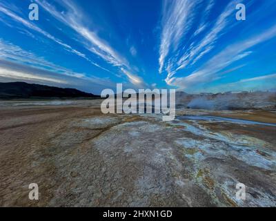 Bella vista aerea di Namaskard fango bollente area del vulcano geotermico in Islanda Foto Stock