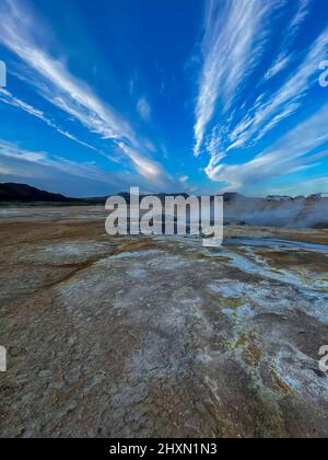 Bella vista aerea di Namaskard fango bollente area del vulcano geotermico in Islanda Foto Stock