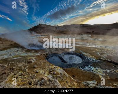 Bella vista aerea di Namaskard fango bollente area del vulcano geotermico in Islanda Foto Stock