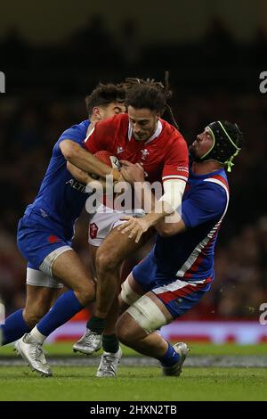 Josh Navidi del Galles è fermato da Romain NTamack di Francia (l) e Gregory Alldritt di Francia (r). Partita del campionato Guinness sei Nazioni 2022, Wale Foto Stock