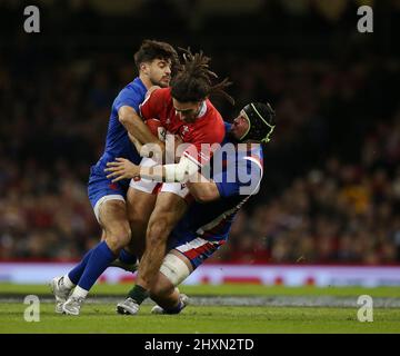 Josh Navidi del Galles è fermato da Romain NTamack di Francia (l) e Gregory Alldritt di Francia (r). Partita del campionato Guinness sei Nazioni 2022, Wale Foto Stock