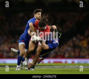 Josh Navidi del Galles è fermato da Romain NTamack di Francia (l) e Gregory Alldritt di Francia (r). Partita del campionato Guinness sei Nazioni 2022, Wale Foto Stock