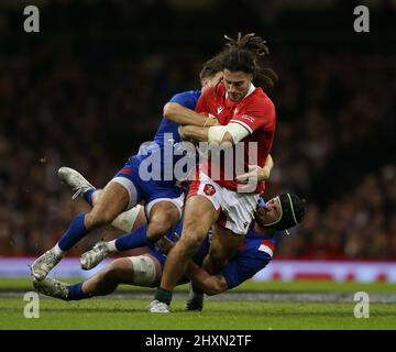 Josh Navidi del Galles è fermato da Romain NTamack di Francia (l) e Gregory Alldritt di Francia (r). Partita del campionato Guinness sei Nazioni 2022, Wale Foto Stock