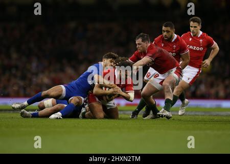 Josh Navidi del Galles è fermato da Romain NTamack di Francia (l). Partita del campionato delle sei Nazioni della Guinness 2022, Galles contro Francia al Principato Stad Foto Stock