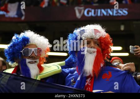 Tifosi francesi di rugby. Partita del campionato di Guinness delle sei Nazioni 2022, Galles contro Francia al Principato di Cardiff venerdì 11th marzo 2022. pic Foto Stock