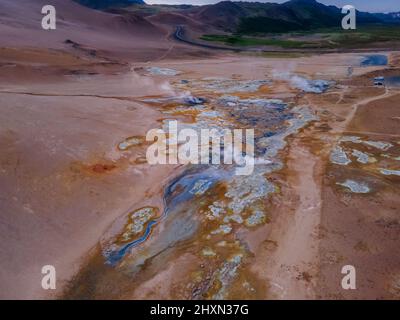 Bella vista aerea di Namaskard fango bollente area del vulcano geotermico in Islanda Foto Stock