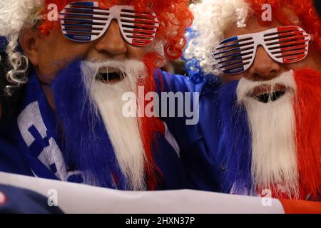 Tifosi francesi di rugby. Partita del campionato di Guinness delle sei Nazioni 2022, Galles contro Francia al Principato di Cardiff venerdì 11th marzo 2022. pic Foto Stock