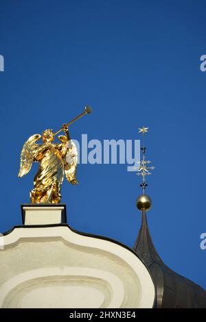 Statua sul tetto di San Michele in Innichen, Alto Adige, Italia Foto Stock
