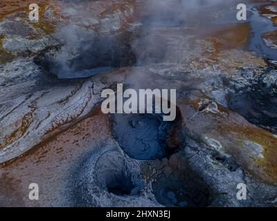 Bella vista aerea di Namaskard fango bollente area del vulcano geotermico in Islanda Foto Stock