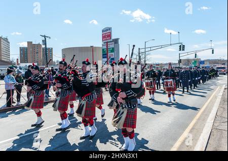 Worcester Fire Brigade Pipes & Drums alla St. Patrick's Day Parade, Worcester, Massachusetts, 13 marzo 2022 Foto Stock