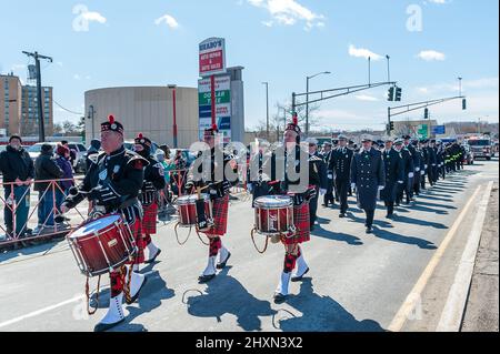 Worcester Fire Brigade Pipes & Drums alla St. Patrick's Day Parade, Worcester, Massachusetts, 13 marzo 2022 Foto Stock