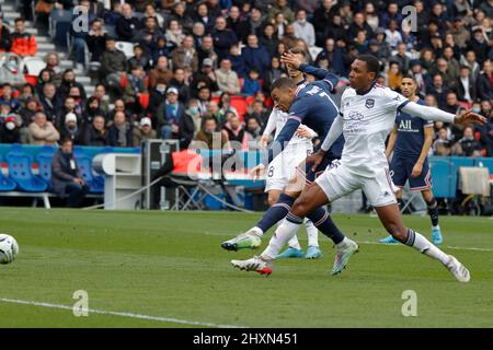 Parigi, Francia. 13th Mar 2022. Kylian Mbappe (C) di Parigi Saint-Germain spara durante una partita di calcio francese Ligue 1 tra Parigi Saint-Germain (PSG) e Bordeaux a Parigi, Francia, 13 marzo 2022. Credit: RIT Heize/Xinhua/Alamy Live News Foto Stock