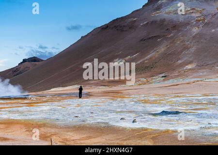 Bella vista aerea di Namaskard fango bollente area del vulcano geotermico in Islanda Foto Stock