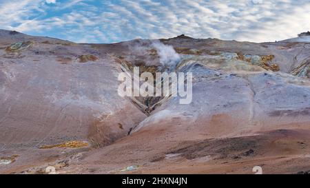 Bella vista aerea di Namaskard fango bollente area del vulcano geotermico in Islanda Foto Stock