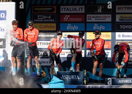 Tronto, Italia, 13/03/2022, Damiano Caruso d'Italia, Phil Bauhaus di Germania, Pello Bilbao Lopez De Armentia di Spagna, Heinrich Haussler d'Australia, Mikel Landa Meana di Spagna, Jan Tratnik di Slovenia, Jasha Sutterlin della Germania e del Team Bahrain vittorioso festeggiando a podio con champagne come miglior vincitore del team nel corso del 57th Tirreno-Adriatico 2022 - Stage 7 a 159km tappa da San Benedetto del Tronto a San Benedetto del Tronto / #TirrenoAdriatico / #WorldTour / il 13 marzo, 2022 a San Benedetto del Tronto. ©Foto: Cinzia Camela. Foto Stock