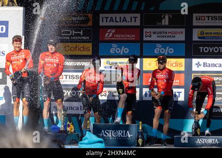 Tronto, Italia, 13/03/2022, Damiano Caruso d'Italia, Phil Bauhaus di Germania, Pello Bilbao Lopez De Armentia di Spagna, Heinrich Haussler d'Australia, Mikel Landa Meana di Spagna, Jan Tratnik di Slovenia, Jasha Sutterlin della Germania e del Team Bahrain vittorioso festeggiando a podio con champagne come miglior vincitore del team nel corso del 57th Tirreno-Adriatico 2022 - Stage 7 a 159km tappa da San Benedetto del Tronto a San Benedetto del Tronto / #TirrenoAdriatico / #WorldTour / il 13 marzo, 2022 a San Benedetto del Tronto. ©Foto: Cinzia Camela. Foto Stock