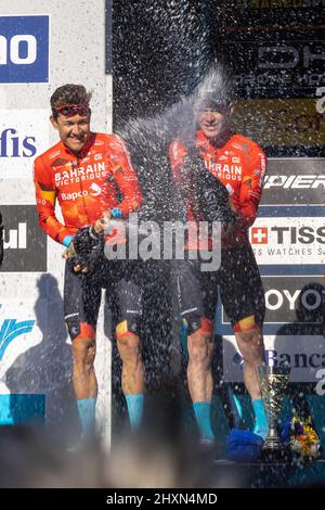 Tronto, Italy, 13/03/2022, Damiano Caruso, Phil Bauhaus di Germania e Team Bahrain vittorioso festeggiamento a podio con champagne come miglior vincitore del team nel corso del 57th Tirreno-Adriatico 2022 - Stage 7 a 159km tappa da San Benedetto del Tronto a San Benedetto del Tronto / #TirrenoAdriatico / #WorldTour / il 13 marzo, 2022 a San Benedetto del Tronto. ©Foto: Cinzia Camela. Foto Stock